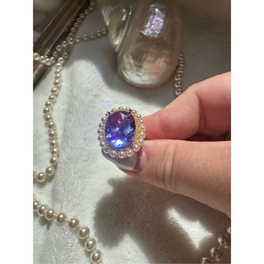 Gorgeous lavender oval cut cubic zirconia adjustable cocktail ring with faux pea - Picture 3 of 14